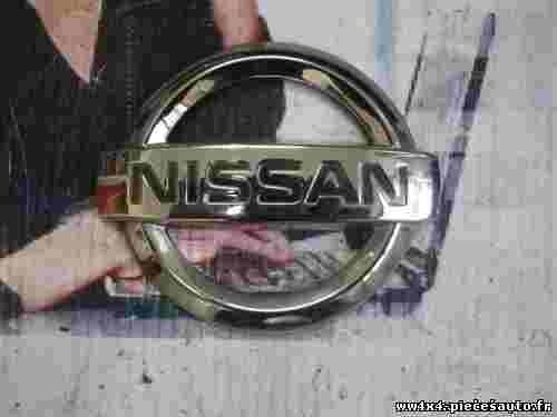 Emblema trasero Nissan Kubistar Nissan NV200 8200242570 FABI 8214