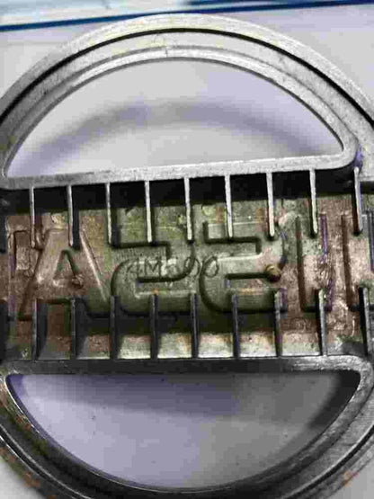 Emblema  Nissan Almera 628904M500 62890-4M500 13cm.