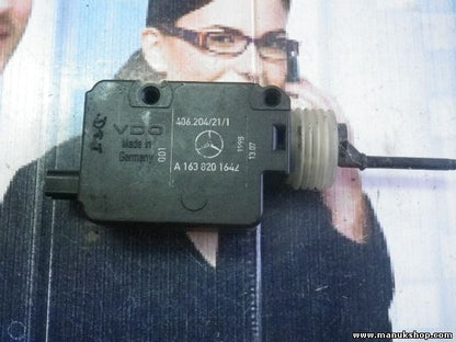 Cerradura depuerta de combustible Mercedes ML W163 406204211 A1638201642