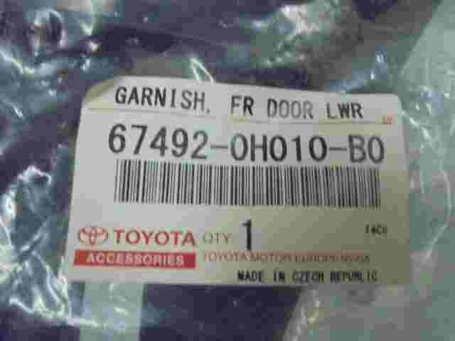 Garnish Front Door Lower Frame Bracket LH Toyota Aygo 674920H010B0