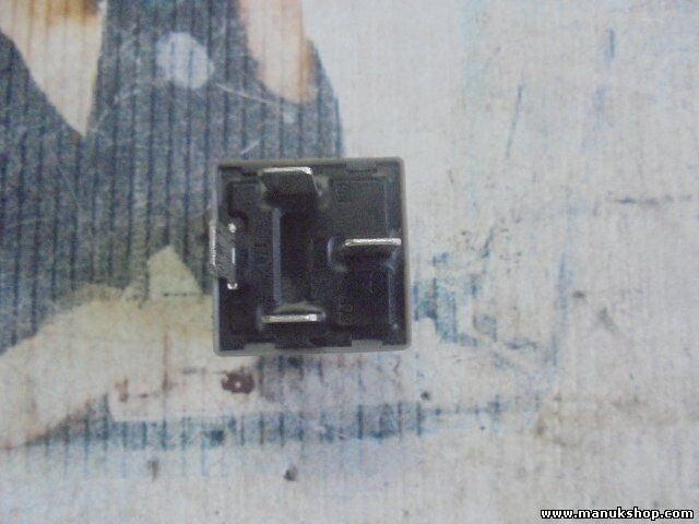 Relé Opel Astra J Zafira C 2010 GM 13306941 12VPA66GF45 12V PA66-GF45