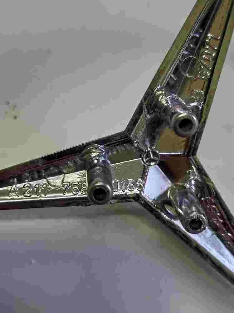 Emblema  Mercedes-Benz E-Klasse W211 A2117580158 A 211 758 01 58 7cm.