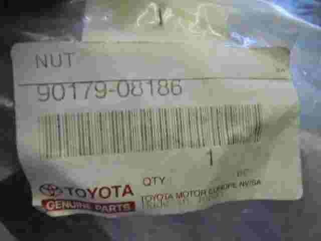 Dado / Toyota Avensis II 9017908186 90179-08186