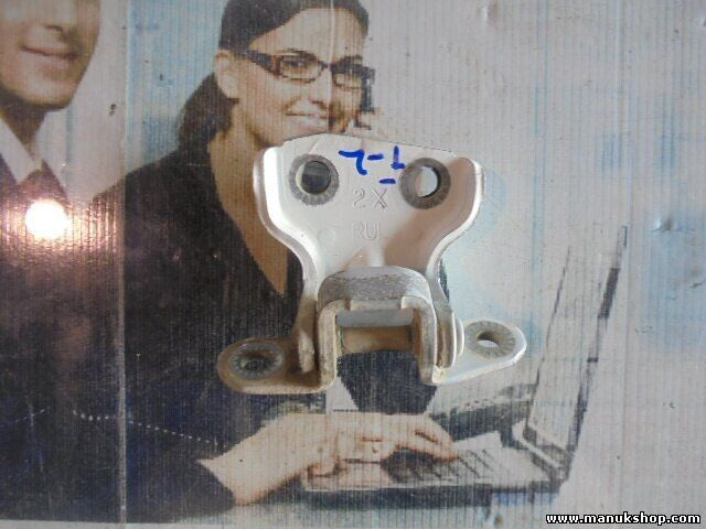 Bisagra de la puerta trasera izquierda arriba Nissan Terrano II R20 116 PS