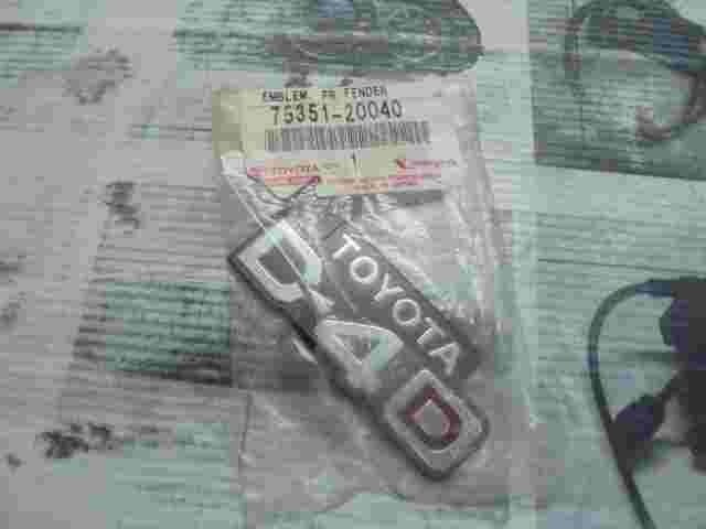 Emblema Toyota Avensis D4D 7535120040 75351-20040