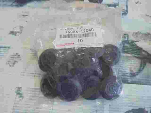 Retainer Side  Toyota Corolla E180 7692412040 76924-12040