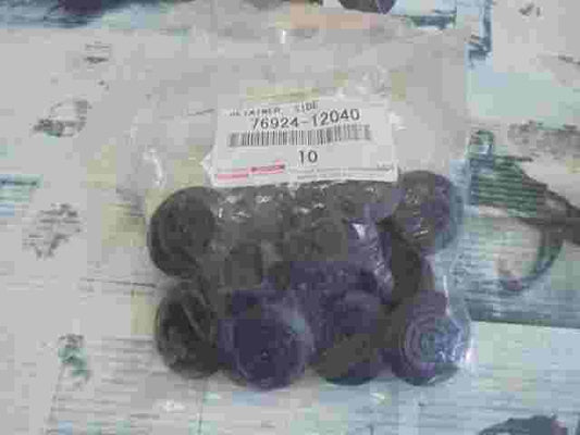 Retainer Side  Toyota Corolla E180 7692412040 76924-12040