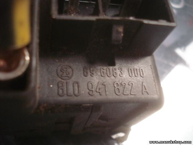 Caja de fusibles Audi A3 A4 A6 VW Passat 3B Golf Superb 3U 8L0941822A 896083000