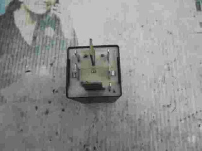 Relé VW 24410010 24.4100.10 PA66-GF30 PA66GF30 12V