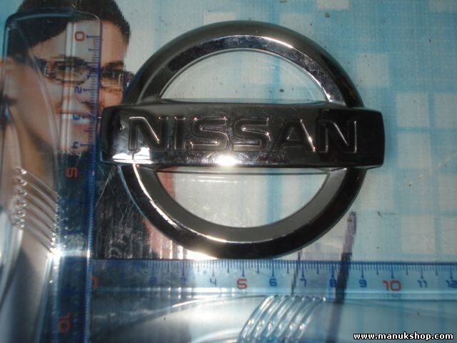Emblema Nissan Primera P12 84890AU300