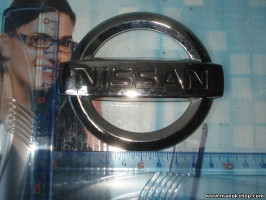 Emblema Nissan Primera P12 84890AU300