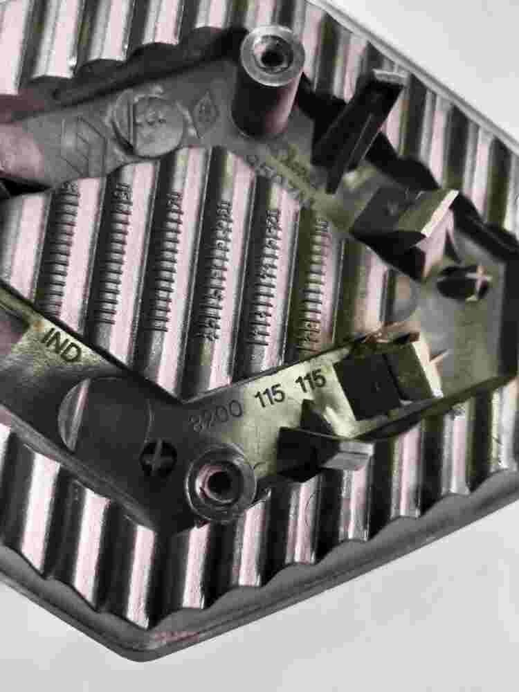 Emblema Renault Megane Scenic 8200 115 115 8200115115 11cm. x 14cm.