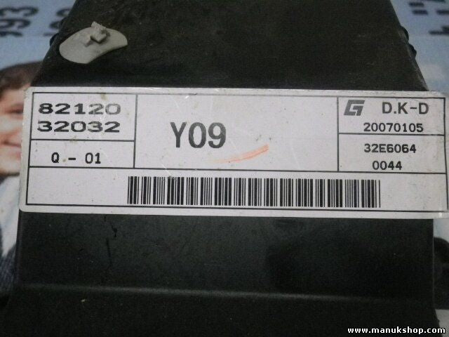 Caja de fusibles SsangYong Actyon 8212032032 8216032021 20070105 32E6064