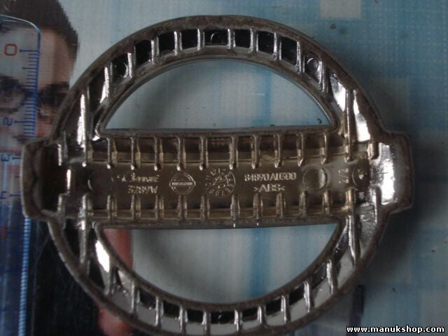 Emblema Nissan Primera P12 84890AU300