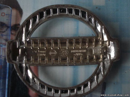 Emblema Nissan Primera P12 84890AU300