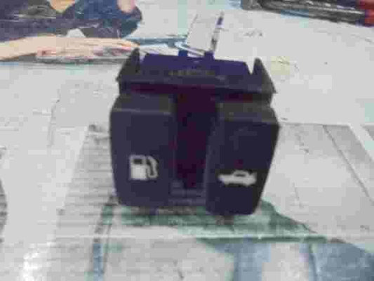 Interruptor apertura tapa depósito portón trasero Lexus IS250 ES350 R15A990